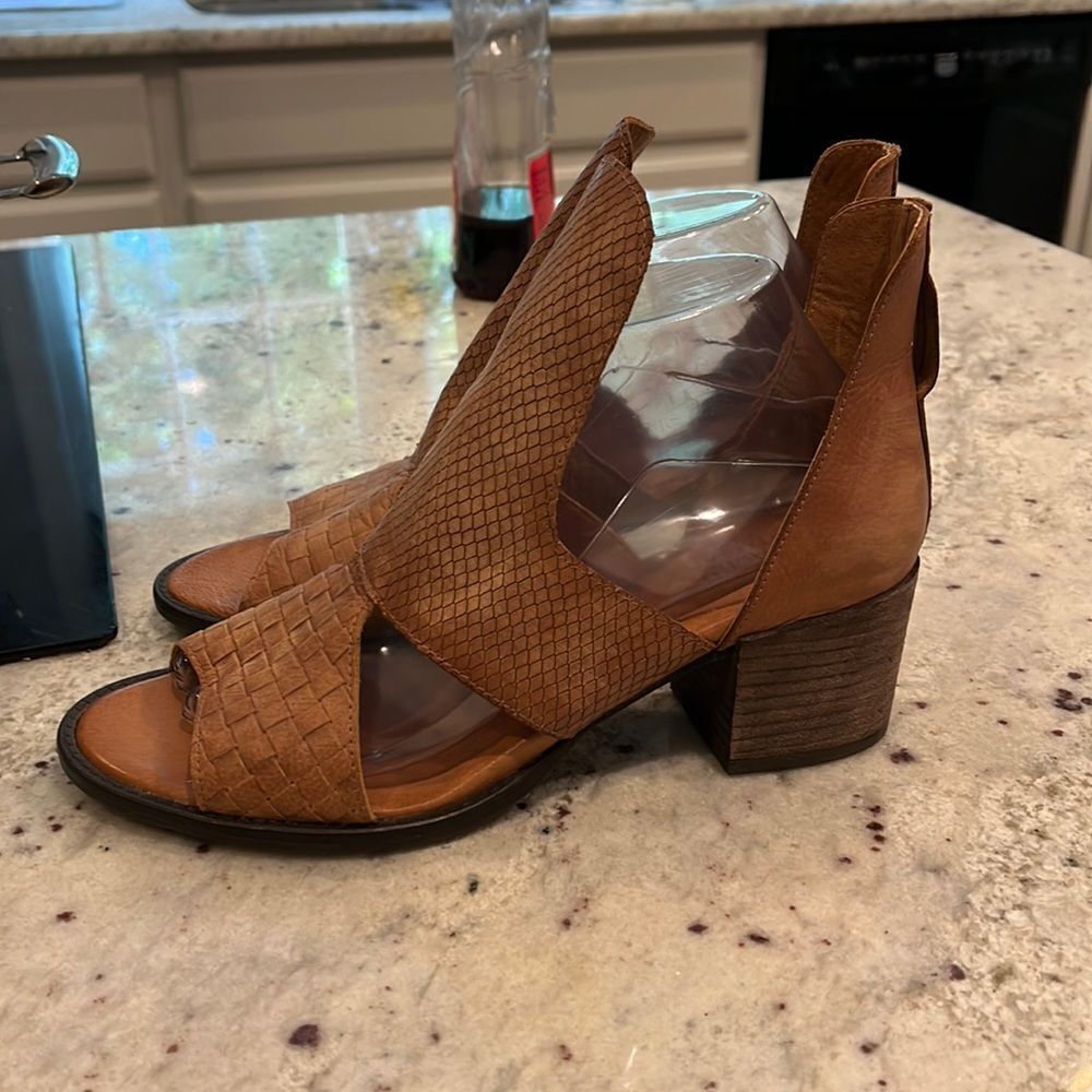 VeraCruz Artisans Brown Leather Block Healed Slip In Sandals sz 38 NWOT